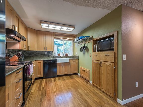 3rd image of 993 Hazelwood Dr