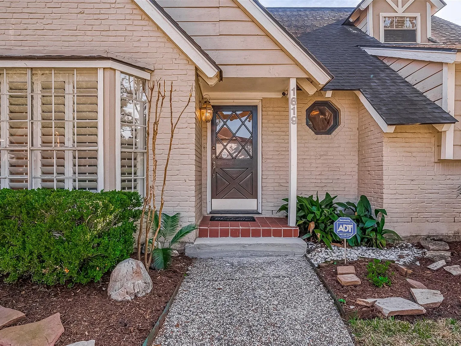 4 bed, 2.5 bath, 2681 sqft, $3,380 — Photo 2