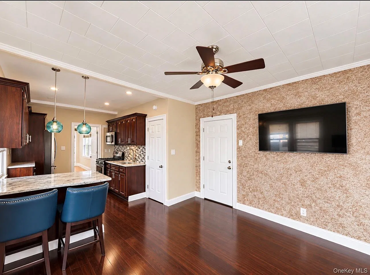 3 bed, 1.0 bath, 900 sqft, $3,500 — Photo 2