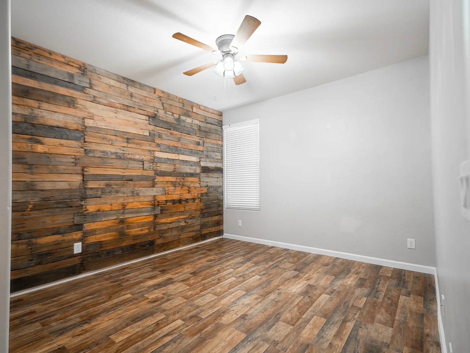 18433 W Sunnyslope Ln — Photo 3