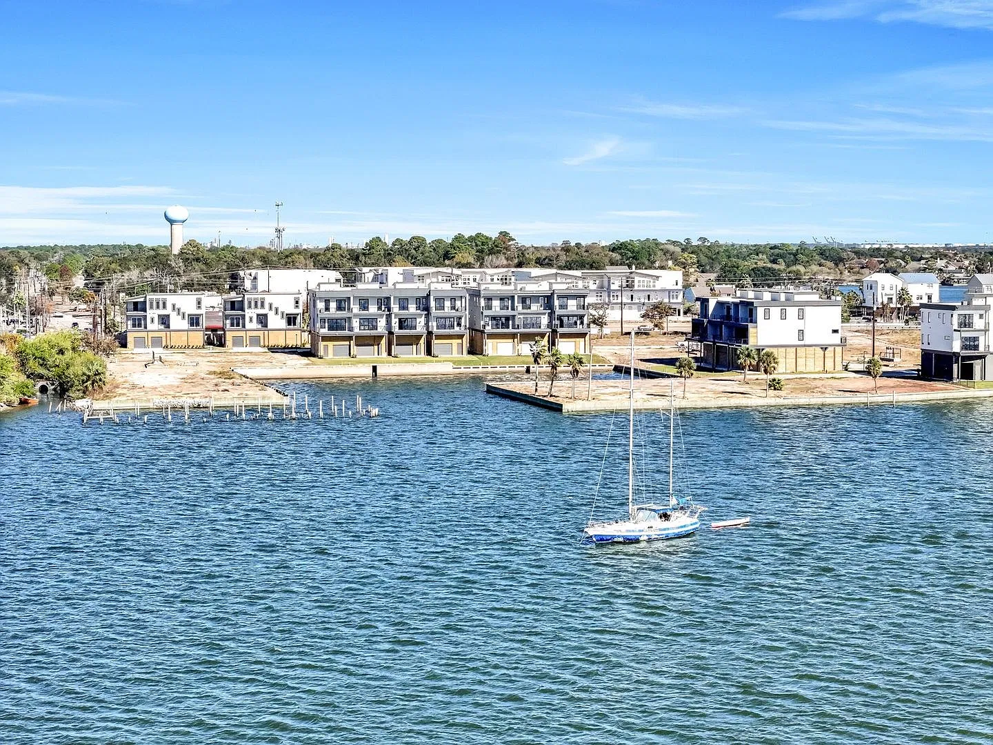 Charming 3BR Townhome in Seabrook — Photo 3