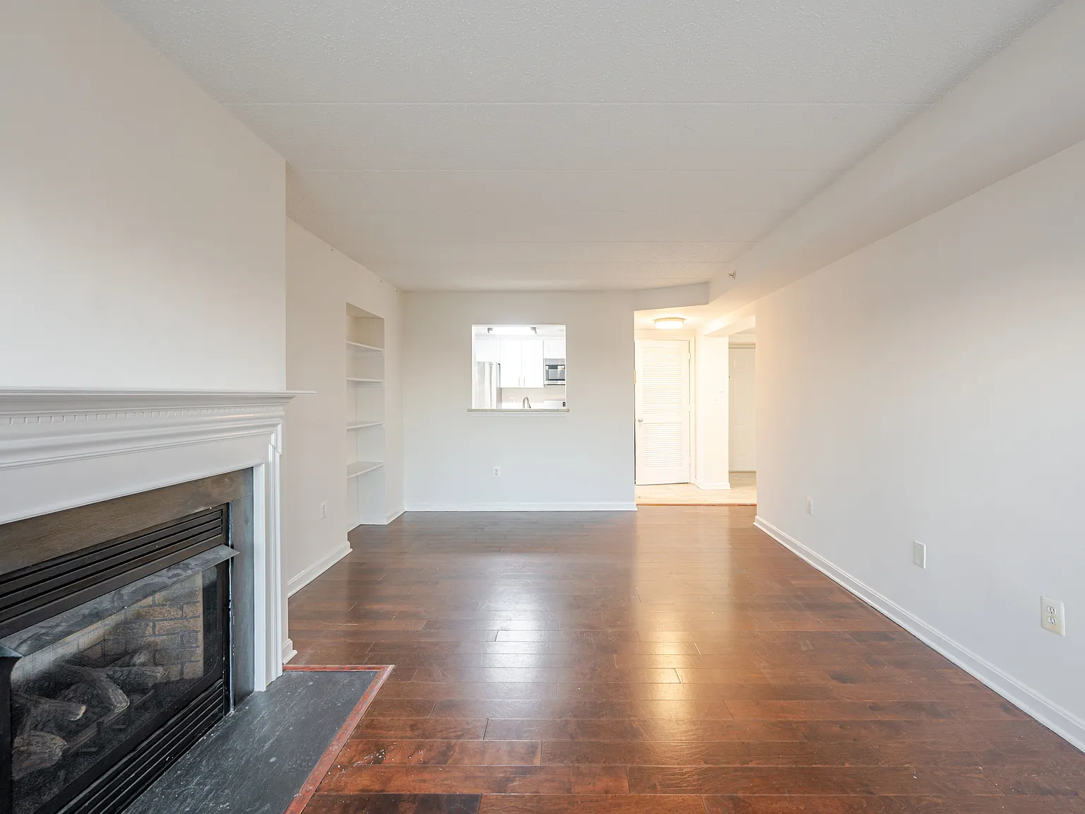 2 bed, 932 sqft, $2,100 — Photo 4