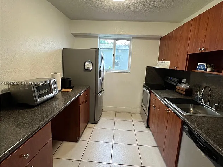 458 SW 10th St #4 — Photo 3