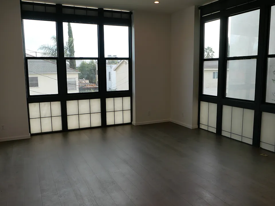 1826 S Redondo Blvd