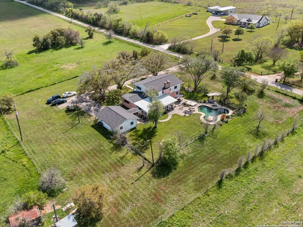 315 N SCHMIDT RD, Seguin, TX 78155