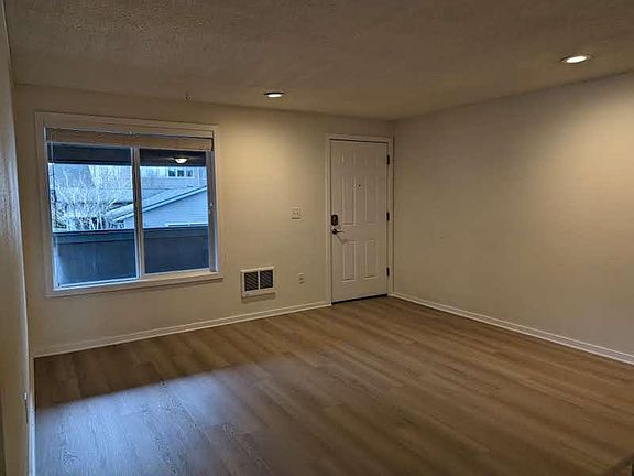 3rd image of 15620 NE Woodinville Duvall Pl #1