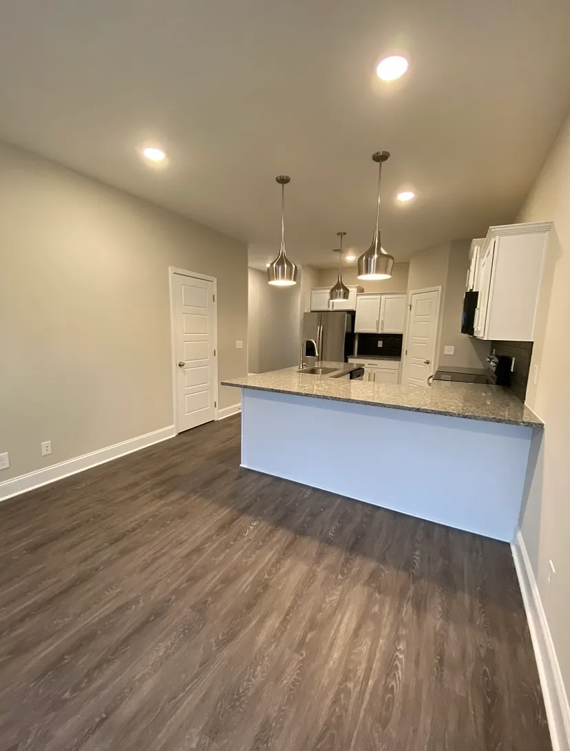 1031 Glenkirk Drive - C — Photo 3