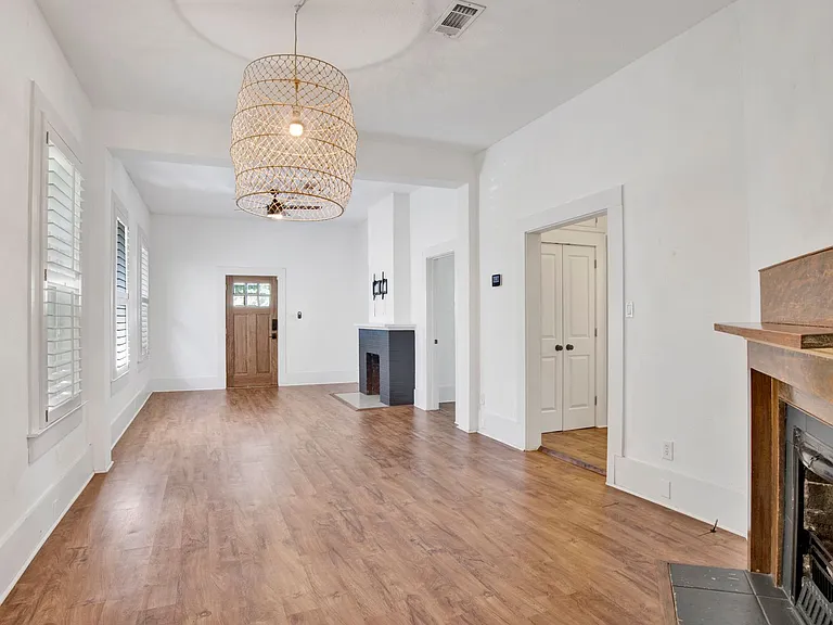 916 E Gonzalez St — Photo 2