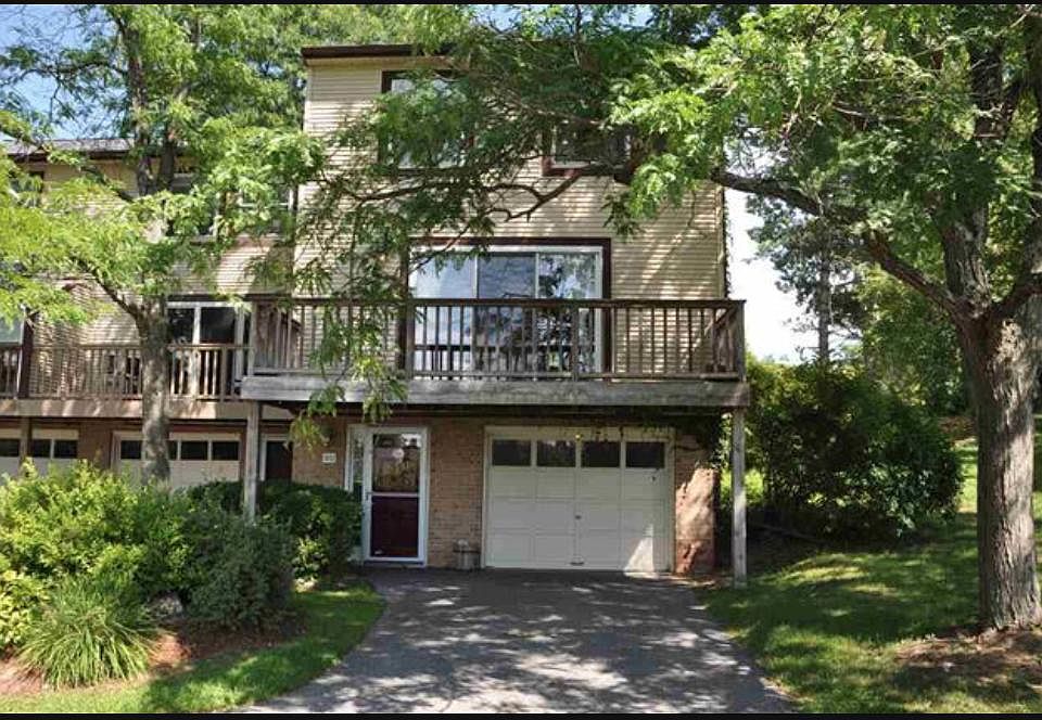 Fabulous walk-up unit in great South Burlington location!
