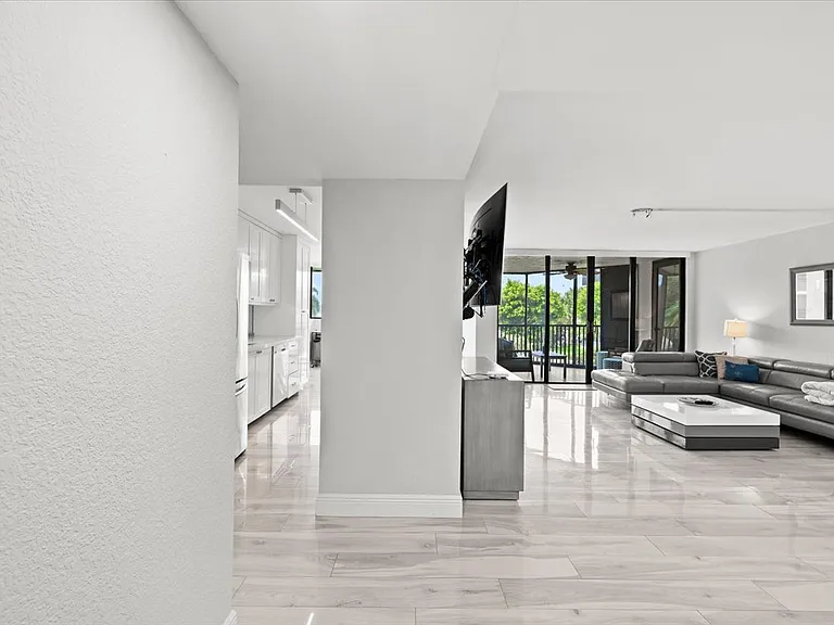 800 Jeffery St — Photo 3