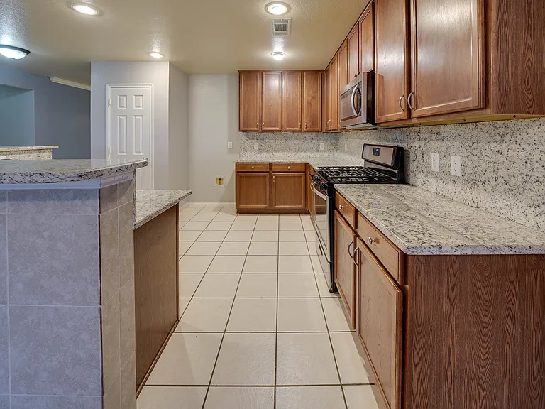 506 Hickory Ln — Photo 18