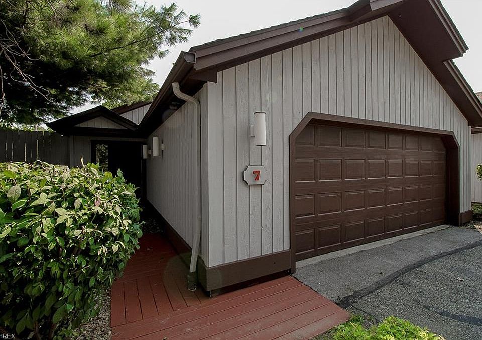 1st image of 7 Pinewood Dr