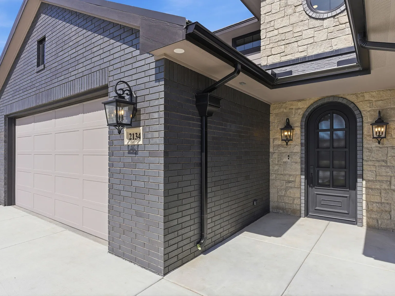 3 bed, 2.5 bath, 1936 sqft, $2,500 — Photo 3