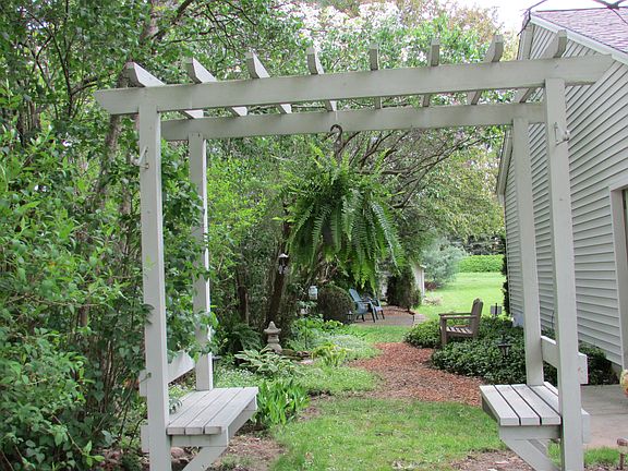 Entrance to side yard
