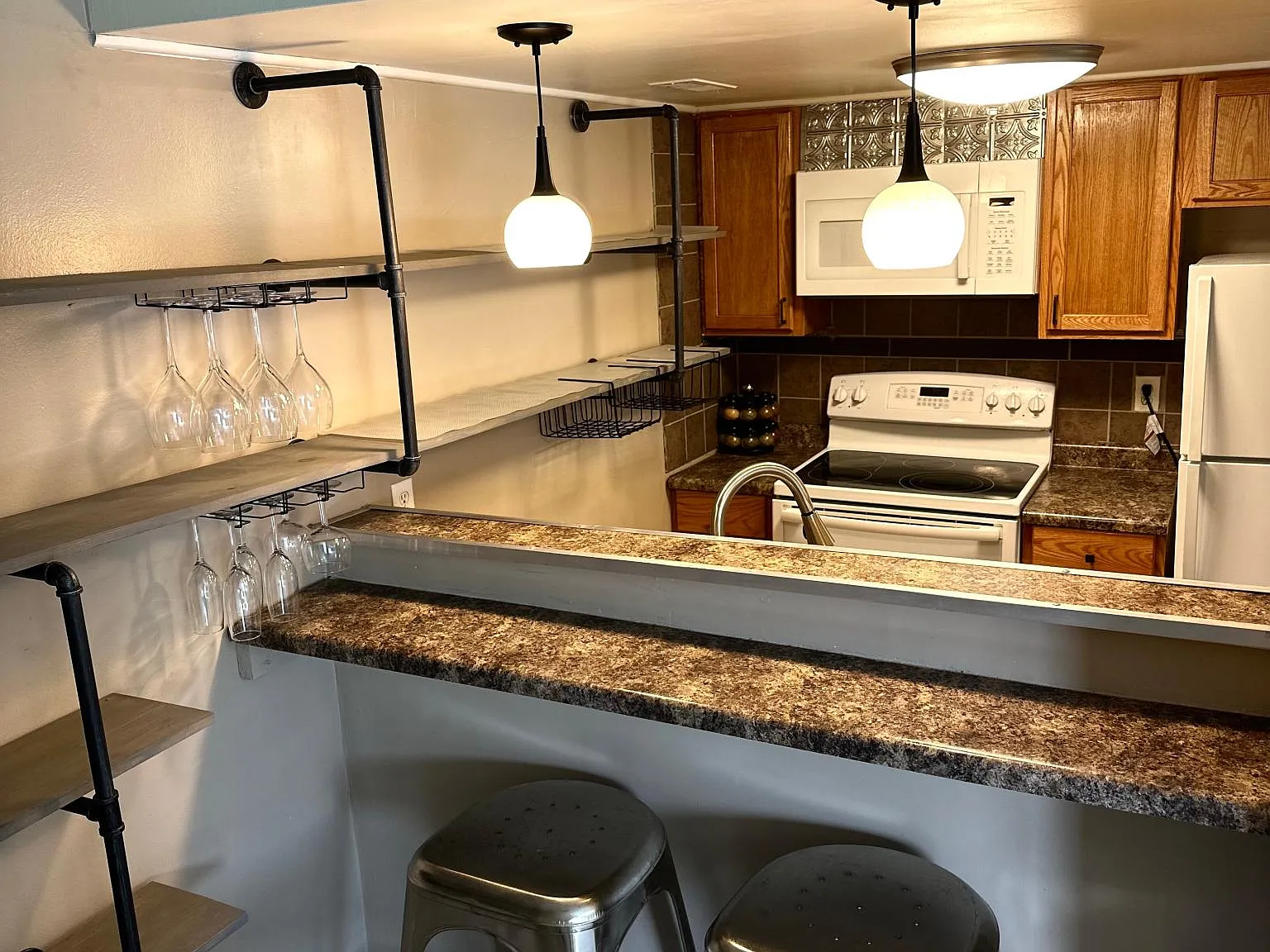 2 bed, 890 sqft, $1,300 — Photo 3
