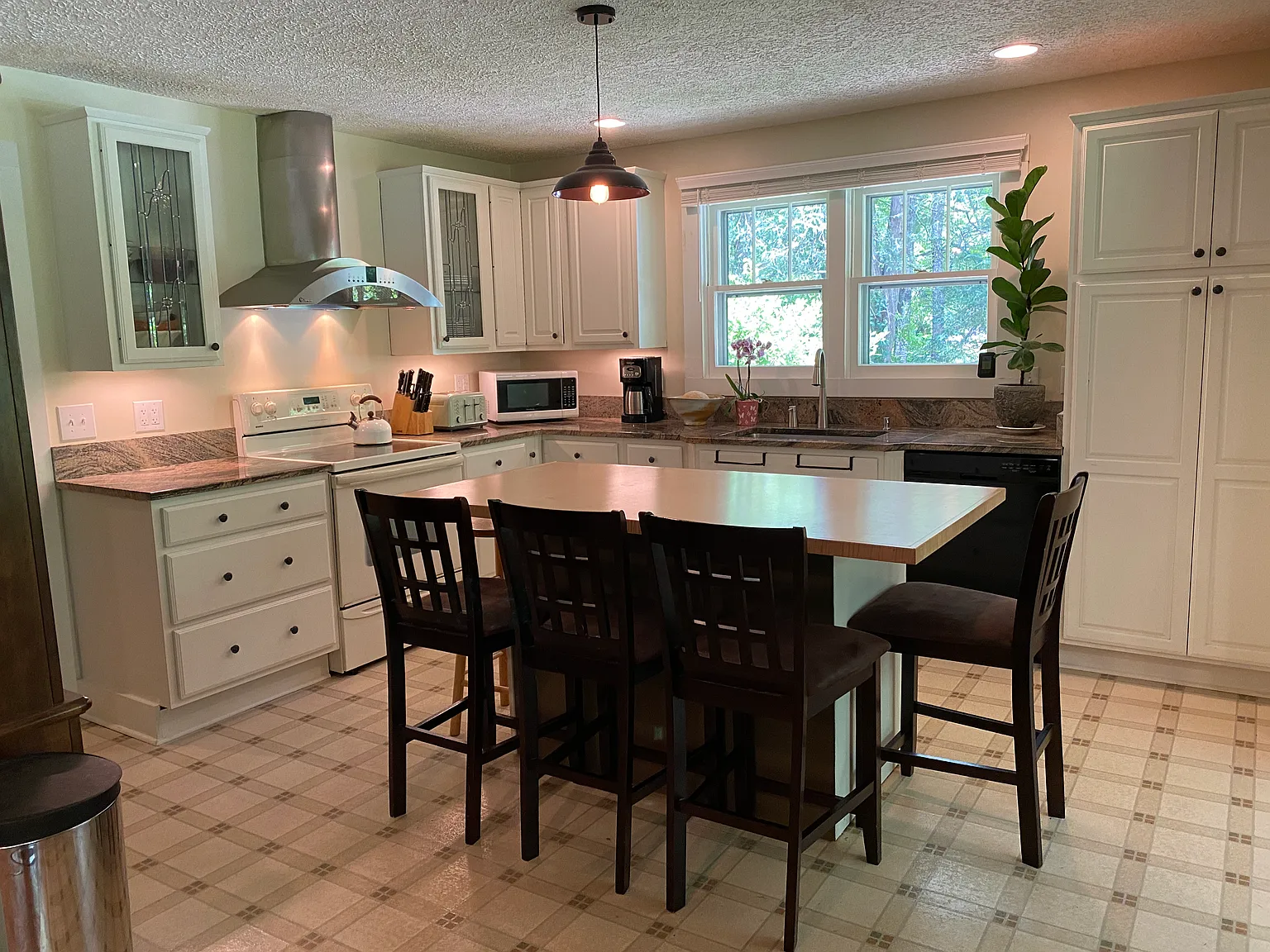 3 bed, 1.5 bath, 1653 sqft, $2,600 — Photo 2