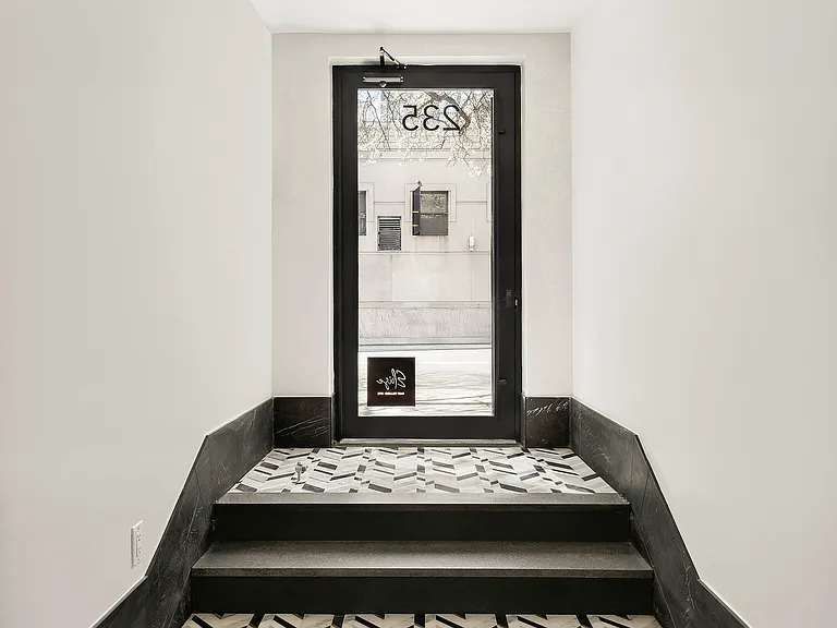 235 10th St #3E — Photo 7