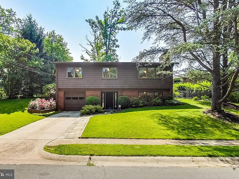 6515 E Halbert Rd — Photo 1