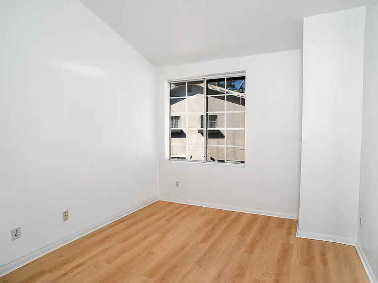 15920 Sherman Way #8 — Photo 14