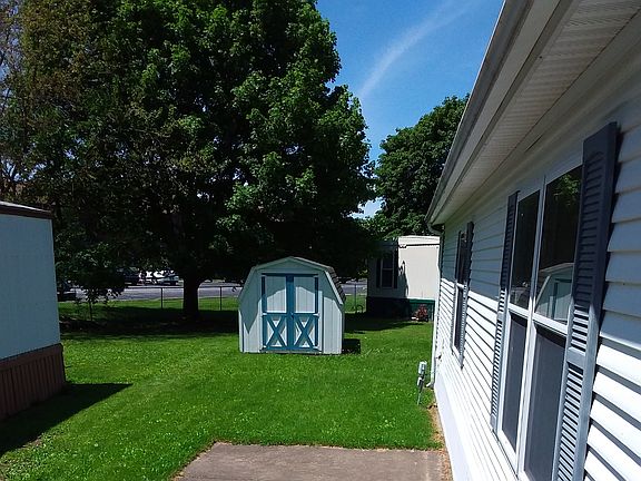 2nd image of 5 E Sprucewood Dr