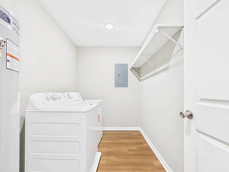 306 W Market St — Photo 14