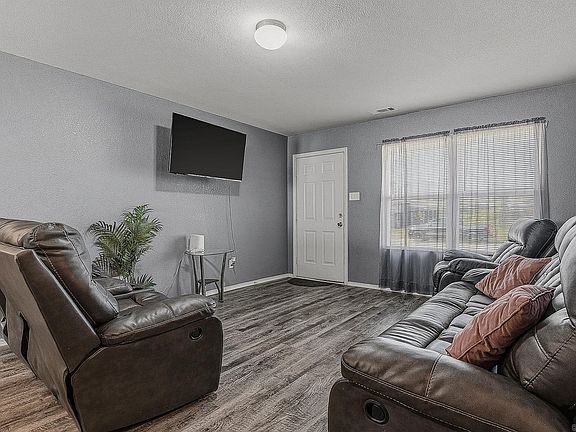 4th image of 320 Willow Pointe Ct