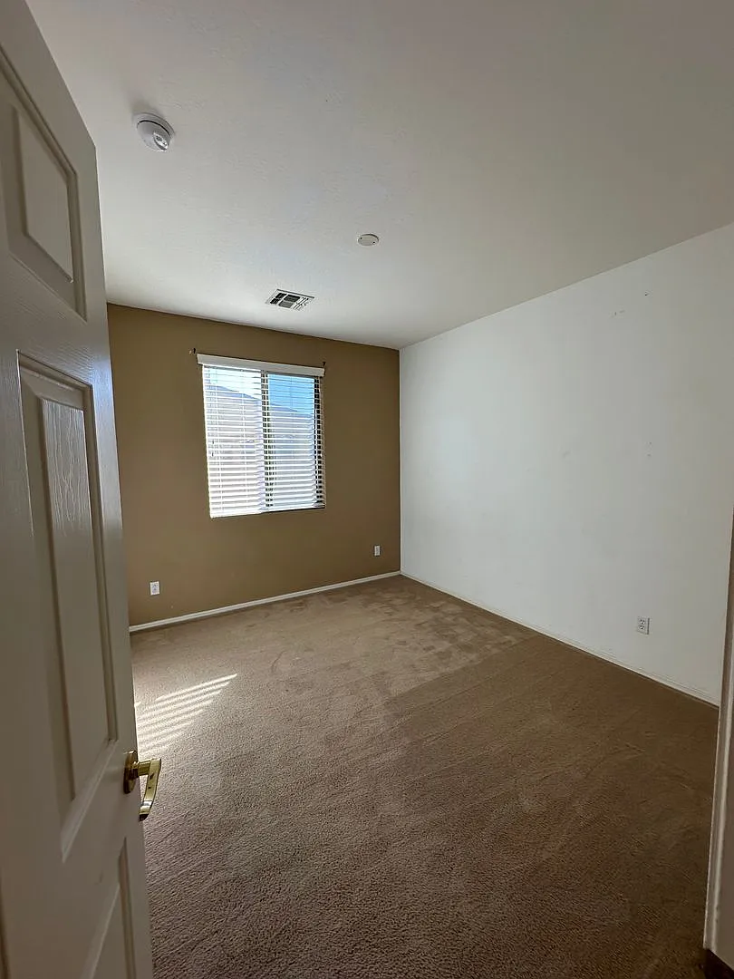 4 bedroom with 3 car garage in Surprise — Photo 4