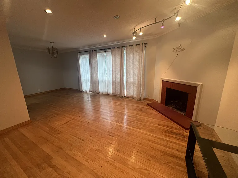 240 Catalina Ave — Photo 3