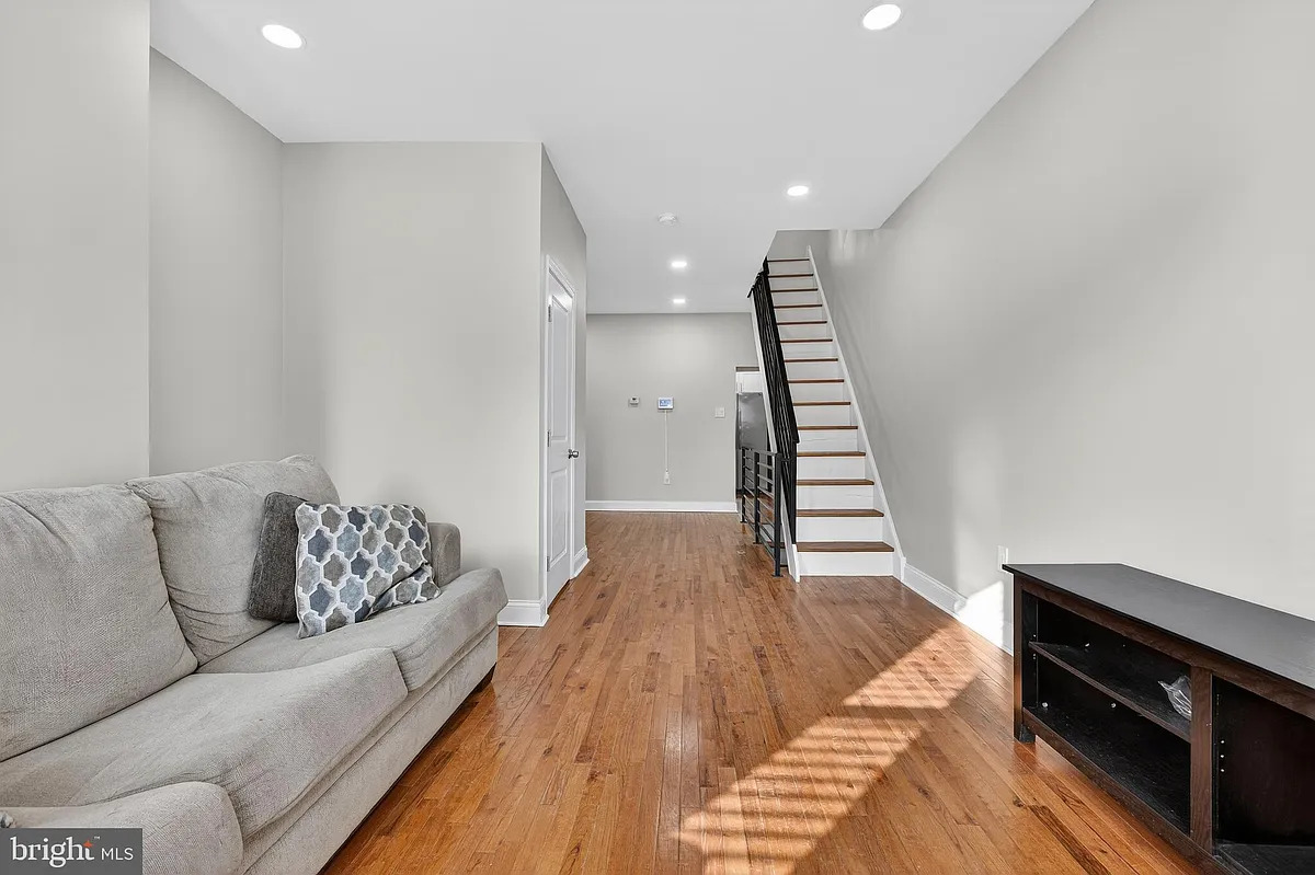 Building Photo - 2543 Nicholas St