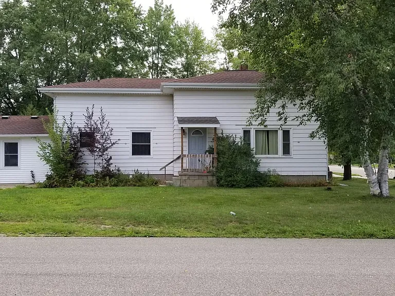 475 Clayton Ave — Photo 2