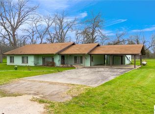 2460 W Kingsbury St, Seguin, TX 78155