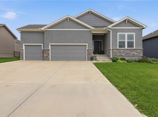 1122 SW Cheshire Dr, Lees Summit, MO 64083