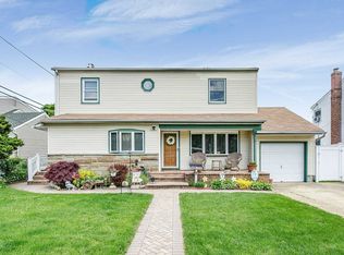 35 Jacqueline Rd, Massapequa, NY 11758