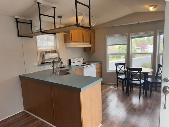 260 NW Golden Hills Dr Spc 42, Pullman, WA 99163