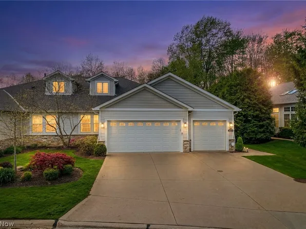 364 Blossom Ln, Chagrin Falls, OH 44022