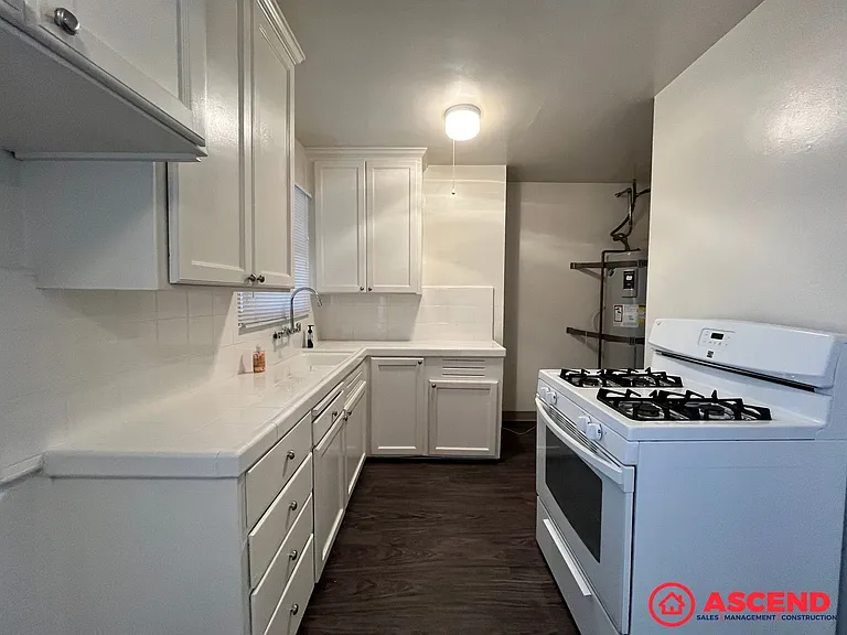 1305 S Chester Ave — Photo 4