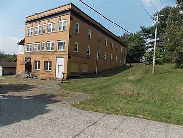 3rd image of 28 Broadway St