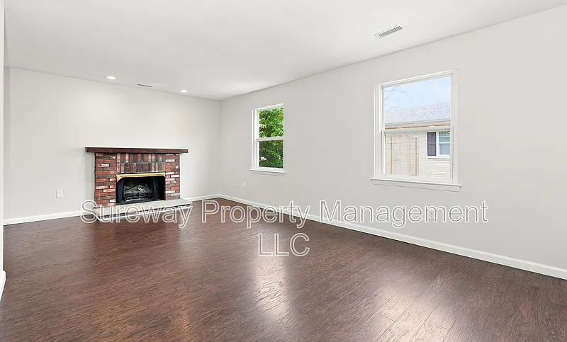 3 bed, 2.0 bath, 1249 sqft, $2,500 — Photo 2