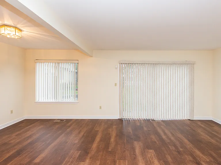 Rosewood Condominiums — Photo 31