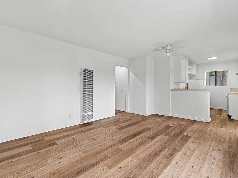 1026 Roswell Ave — Photo 3