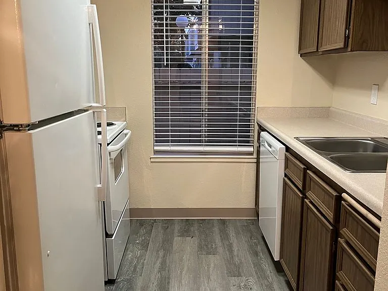 400 W Gettysburg Ave — Photo 1