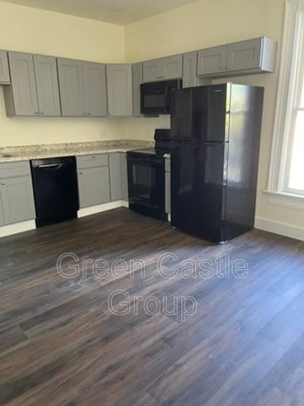 4 bed, 1.0 bath, $4,680 — Photo 2