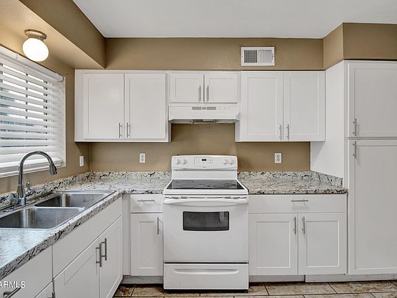 3rd image of 5552 W WILSHIRE Drive