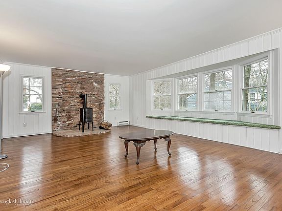 2nd image of 403 Lilac Ln