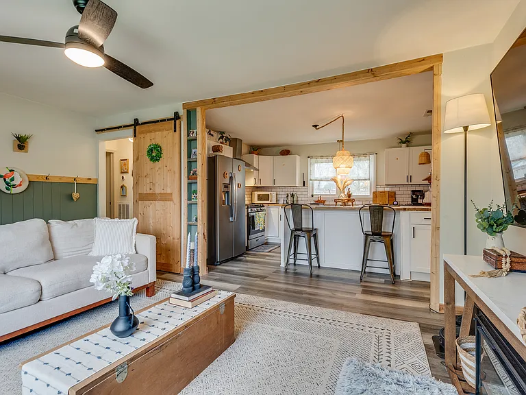 2104 Miller Ln — Photo 7