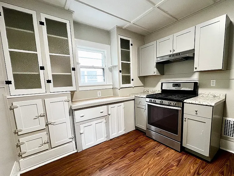 887 Woodbine Ave — Photo 1