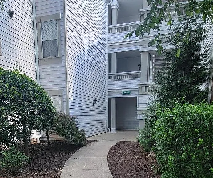 4401 Sedgehurst Dr #303 — Photo 2