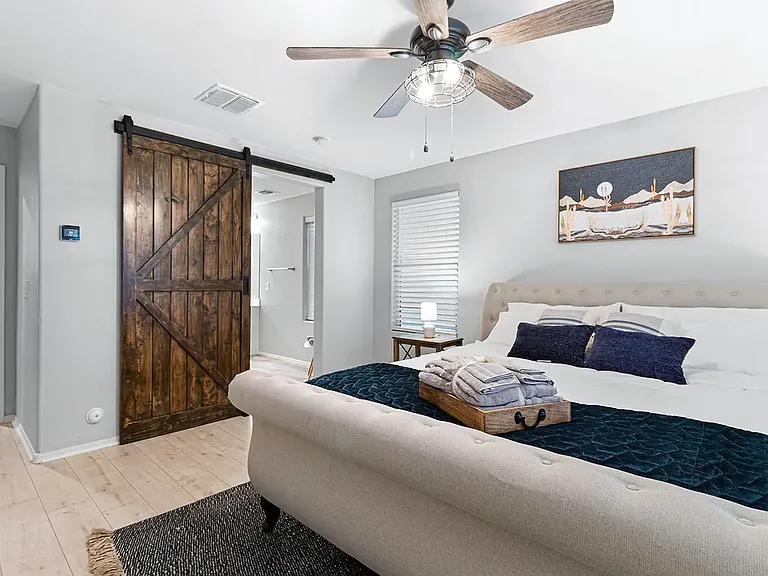 3915 E Liberty Ln — Photo 21