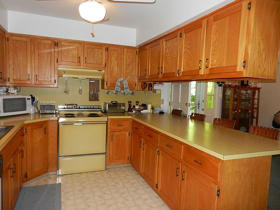 4th image of 22 Golfcrest Cir