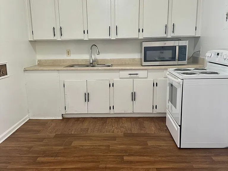 2909 Burgess Dr — Photo 2